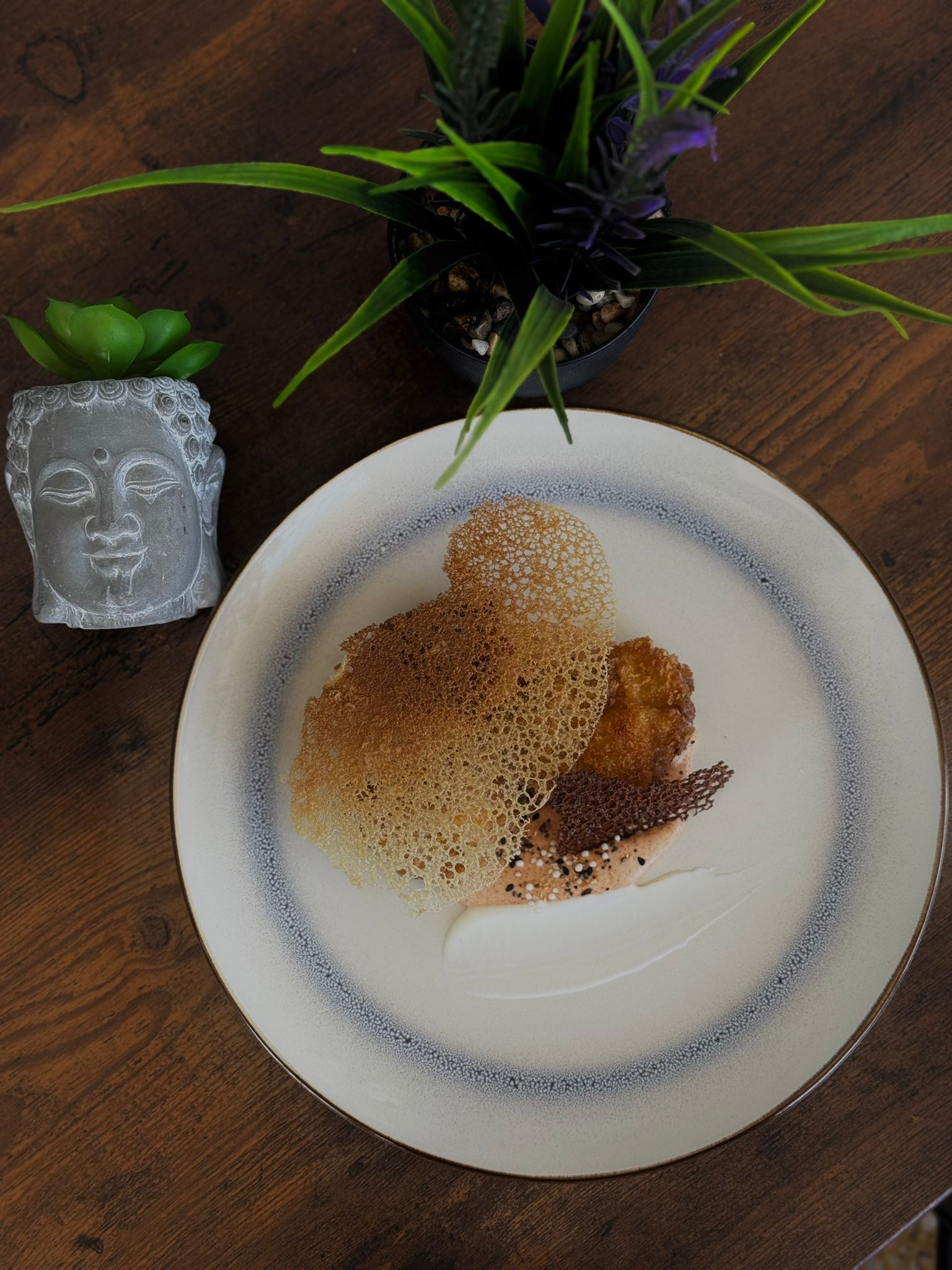 Postre refinado con decoración minimalista